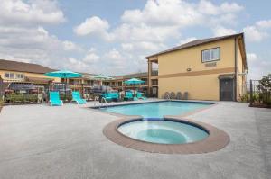 Days Inn & Suites by Wyndham La Porte, La Porte