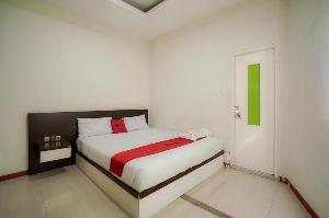 RedDoorz near Pantai Pede, Labuan Bajo