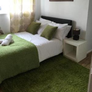 Hotels near Towngate Theatre Basildon - 4 Bed House next to Basildon Town Centre