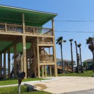 --OCEAN VIEWS ---3-MINUTE-WALK TO THE BEACH ---Near MOODY GARDENS -Schlitter Bahn -Pleasure Pier -Fishing Pier