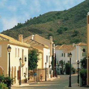 Las Lomas Village – Luxury Apartments