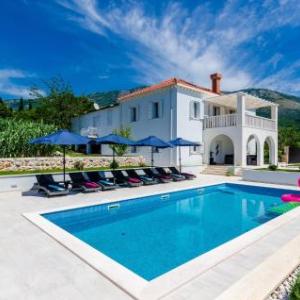 Awesome home in Gruda w/ Outdoor swimming pool and 5 Bedrooms