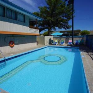 Hotels near Blue Gator Kelowna - Recreation Inn and Suites