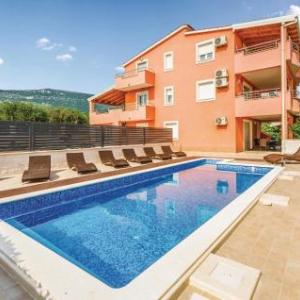 Nine-Bedroom Holiday Home in Kastel Novi