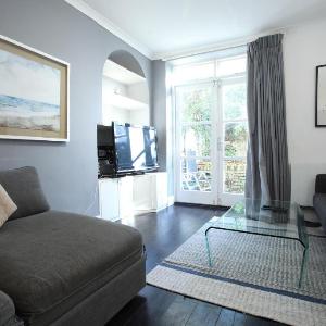 Walk to Notting Hill /Paddington 1 B/R with patio