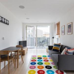 Colourful Modern Brixton 2-Bed with Balcony