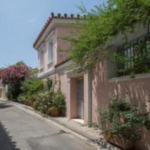 Beautiful Modern 2BR Home On The Steps Of Acropolis!
