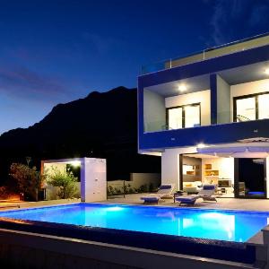 Villa Nina Makarska with heated infinity pool of 33 m2 and stunning sea views