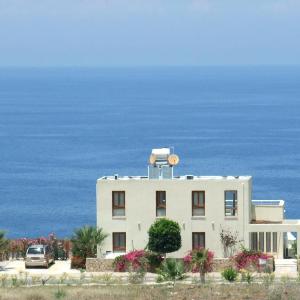 Sea Cliff villa 4 beds sleeps 2- 7 Free Wifi Heated Pool option