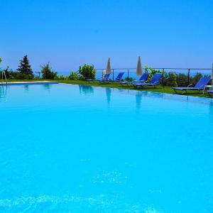 Studios and Apartments with pool in Pelekas Beach adonis