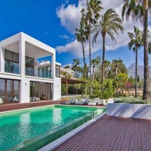 Contemporary Villa 5 bedrooms huge plot private pool short distance beach