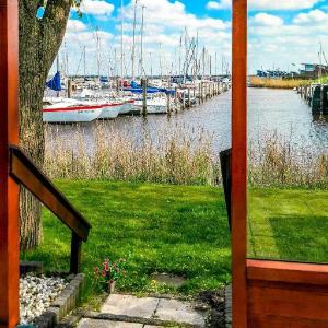 Entire house - 5 pers holiday home with glass terrace fence and own fishing spot