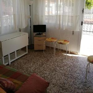 Entire house - 2 bedroom apartment centrally located by the sea