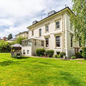 Hotels near University Of Gloucestershire - Beaumont House