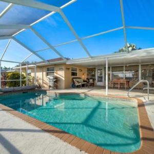 Lakeside House 4 Bedrooms Private Heated Pool HDTV Sleeps 8 WiFi