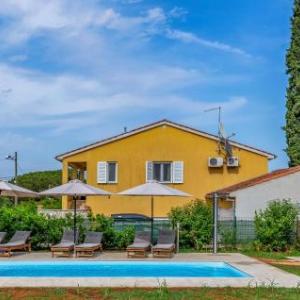 Three-Bedroom Holiday Home in Premantura