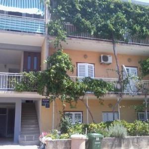 Apartments with a parking space Makarska - 13912