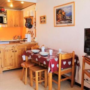 Studio cosy à Vars avec balcon proche pistes et commerces parking inclus - FR-1-330B-38