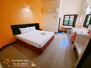 Centerpoint Hotel, Trang