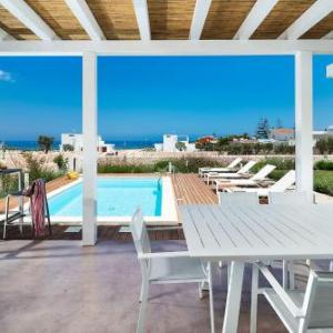 Reitani Villa Sleeps 6 Pool Air Con WiFi T782824