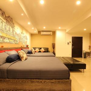 Spacious 4 pax 8 mins BTS Free WIFI Near Silom
