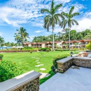 Spacious Open-Concept Condo with Stylish Design Direct Beach Access & Resort-Style Amenities