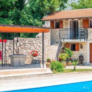 Peaceful Villa in Drivenik with Swimming Pool