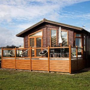 Peaceful riverside lodge in Stratford upon Avon