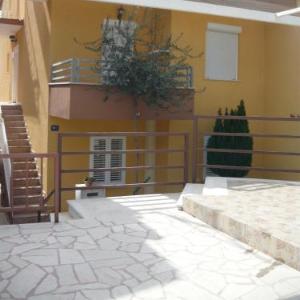 Apartments with a parking space Mali Rat (Omis) - 15262