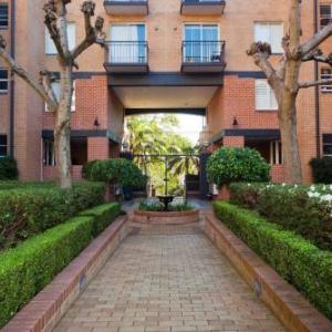 2 Bed Sydney Executive Apt Close to City