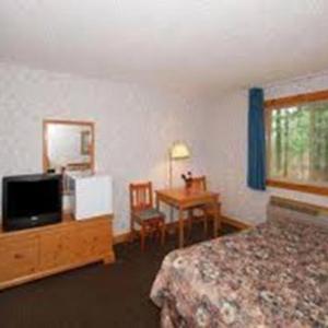 Standish Hotels Deals At The 1 Hotel In Mi The Pinewood Lodge