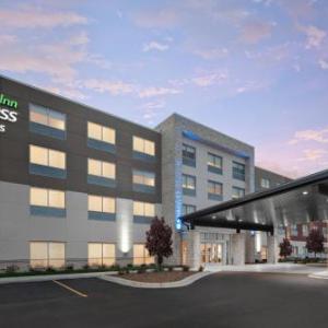 Holiday Inn Express & Suites - Elkhorn - Lake Geneva Area by IHG