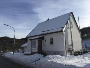Modern Holiday Home in Deifeld with Private Garden, Medebach