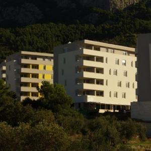 Apartments with a parking space Makarska - 13028