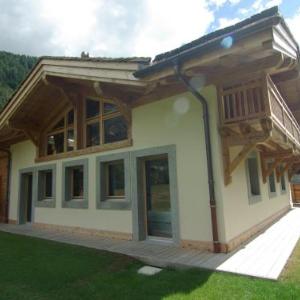 Cozy Chalet in French Alps with Outdoor Jacuzzi