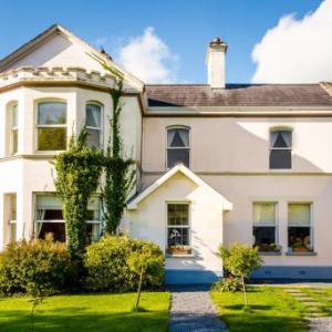 Banba House sleeps 15 and Galway Cottage sleeps 10