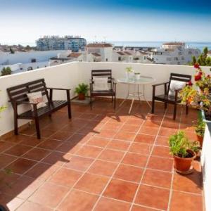 Apartment with 2 bedrooms in Estepona with wonderful sea view shared pool furnished terrace 600 m from the beach