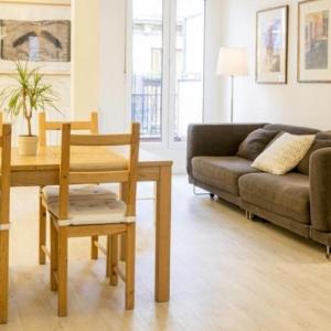 Céntrico con terraza muy cerca de La Concha. 