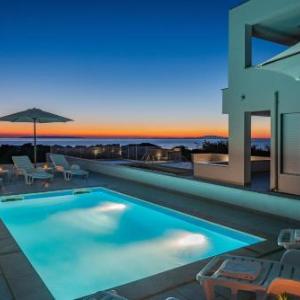 Dario 1. modern & luxury ap. with a pool