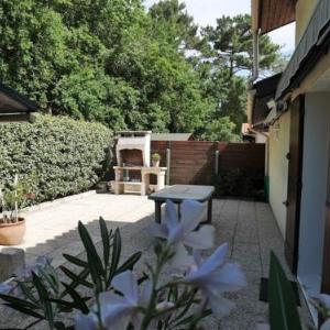 Villa patio proche plage avec piscine collective cour aménagée et parking privé