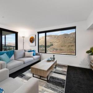 Modern Apartment with Mountain Views-free parking