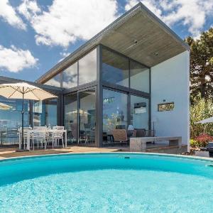 Architektenvilla mit privatem Pool und Meerblick