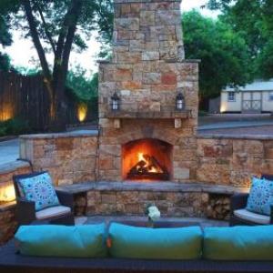 Tuscan Retreat - Hot Tub - Fireplace- Walk to Main