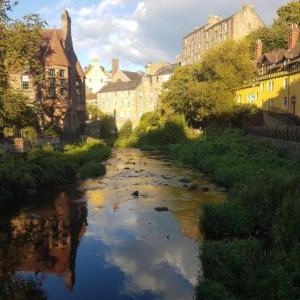 Dean Village - Lovely 2 bed in picturesque Dean Village with balcony and private parking