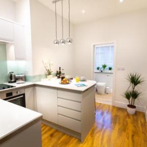 Central Plymouth Modern Apartment-Walking distance to attractions- Sleeps 4-Parking