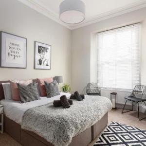 Plymouth Ocean Apartment-Sleeps 4-Parking