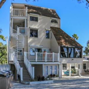 Beach Hugger 3 - Charming beach front cottage efficiency