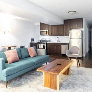 Cozy West Town 2BR with Full Kitchen by Zencity