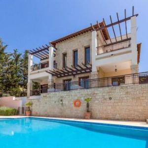 Kouklia Villa Sleeps 10 with Pool Air Con and WiFi