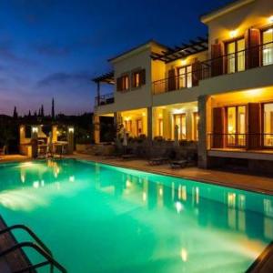 Villa in Kouklia Sleeps 10 with Pool Air Con and WiFi